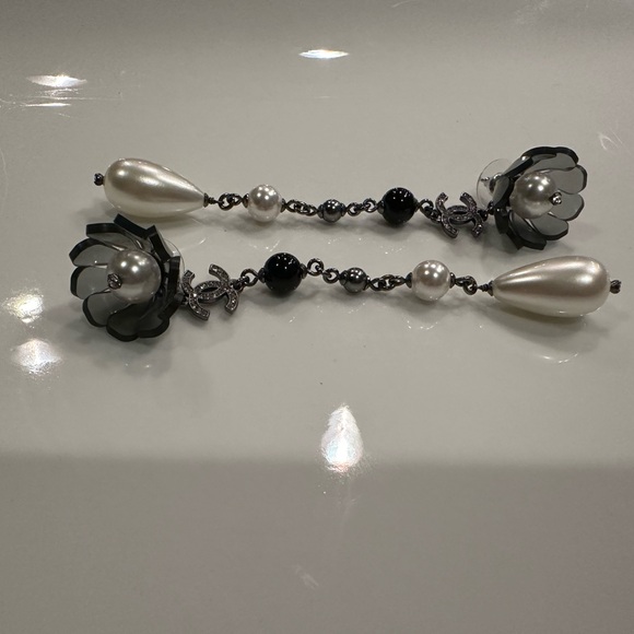 CHANEL Black & White Pearl CC Crystal Camellia Shoulder Duster Earrings. - Picture 2 of 6